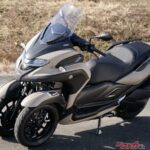 【試乗】「LMW」のトップモデル・トリシティ300は、パワフルな走りとスタンディングアシストで安心感と快適性を両立！