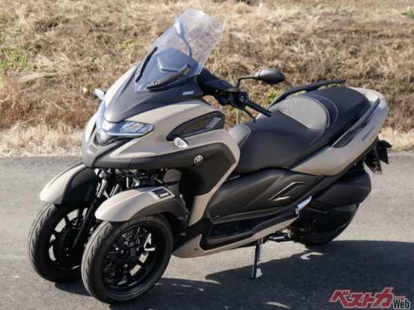 【試乗】「LMW」のトップモデル・トリシティ300は、パワフルな走りとスタンディングアシストで安心感と快適性を両立！