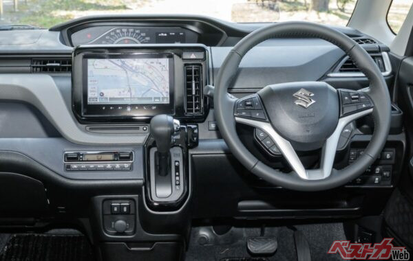 内装の質感も申し分ナシ!! 今や珍しくなったセンターメーターも