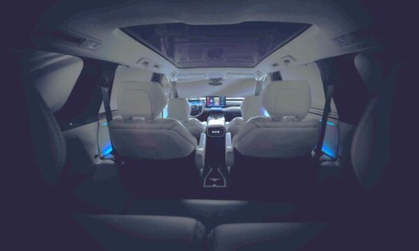 2月2日、北米トヨタが公開したティザー画像。広大な3列シートと巨大なセンターディスプレイが分かる