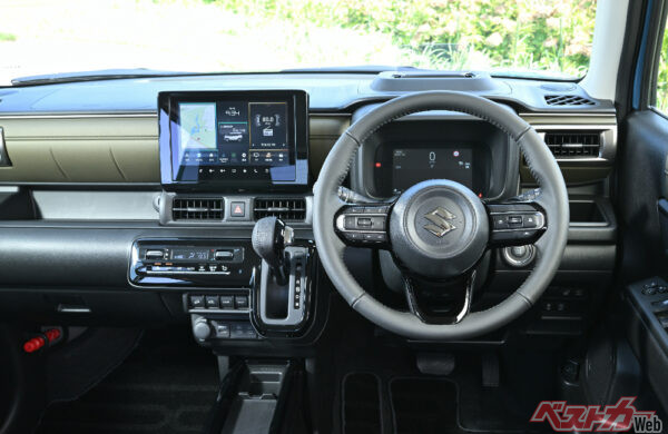 スズキ国内初の大型7インチカラー液晶ディスプレイを採用し、実用性がアゲアゲ！ 各スイッチ類も進化