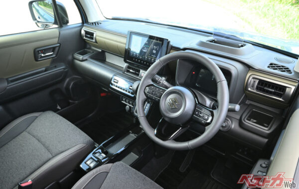 この写真ではややわかりづらいが、デザインワイパーの採用で前方視界がさらに広がり、運転がラクラク!