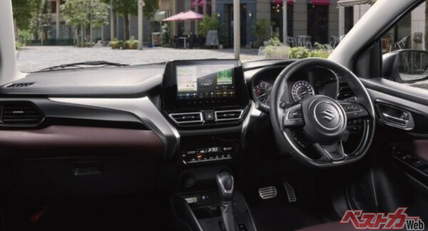 フロンクスのコクピット。ほかの車種が19万円前後でオプション設定している全方位モニター付きメモリーナビも標準装着