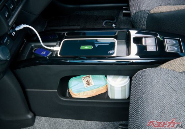 室内変化では「2段式センターコンソール」を設けたのがトピック。スマホ充電もラクラクで、小物も入れられる！