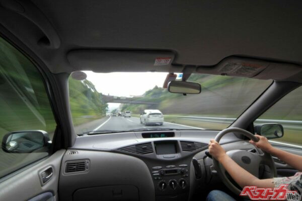 ある速度域でハンドルがブルブルと振動していることはありませんか？（Paylessimages＠Adobe Stock）