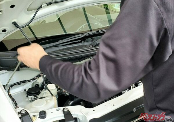 カンカン、キンキンといった金属音はオーバーヒートの可能性大。聞こえたらすぐに停車してアイドリング状態にし、ボンネットを開けて温度を下げよう（写真AC）