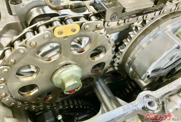 タイミングチェーンの寿命はベルトと比較するとかなり長めだが、オイル交換などを怠ると寿命は短縮してしまう。チェーンが伸びると、カムの位置がズレるなどの深刻な事態が発生するおそれがある（写真AC）