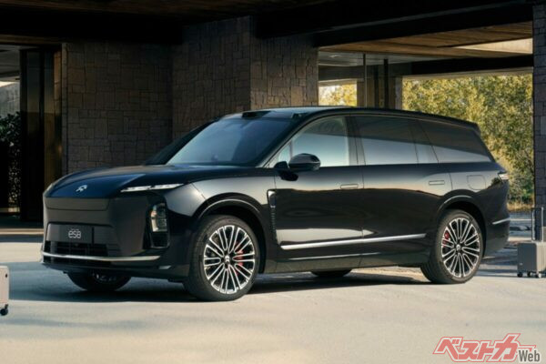 中国車には格納式ドアハンドルの採用例が多い。こちらはNIOのES8