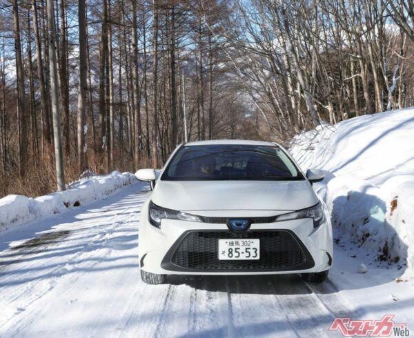 やや硬めの乗り味だが、それが雪道でのスポーティな走りを生んでいる