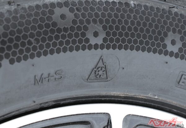 雪道も安心のスノーフレークマーク付き！スノーフレークマークが付き、冬用タイヤ規制でも走行できる