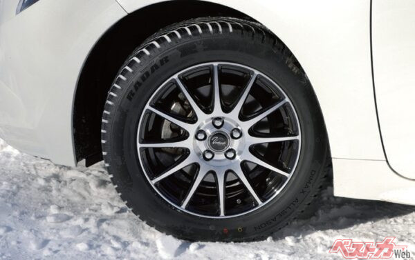 アルミホイールはヴェルザンディのVT-S12（1本1万800円）のブラックポリッシュだ