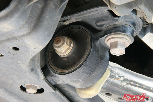 黒いゴムの部分がサスペンションアームのブッシュ。ブッシュ類を交換することで見違えるほど乗り心地がよくなる（写真AC）