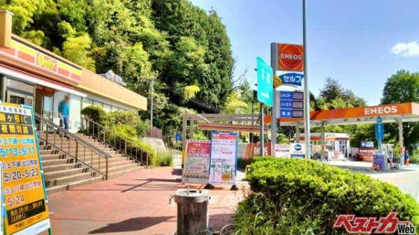 高速道路のSAとガソリンスタンドが提携して収益を上げれば安くなる？（写真AC）