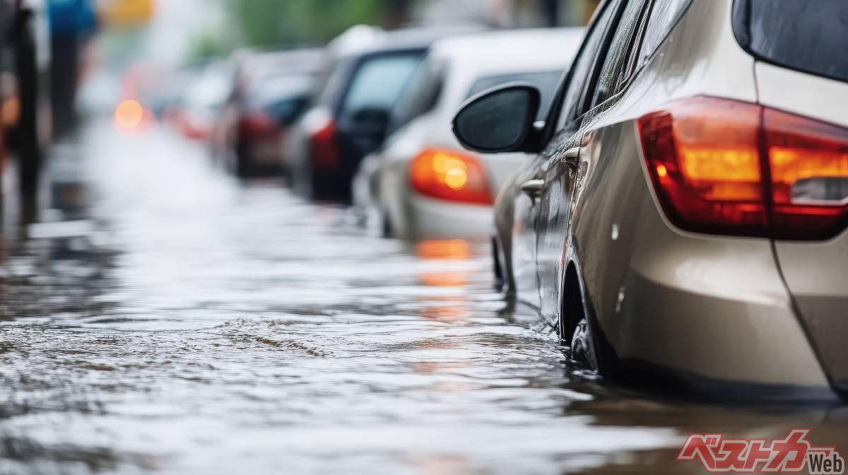 Underground Parking Not Safe? Heavy Rain Submerges 270 Cars: Flood Prevention and Insurance Must-Knows