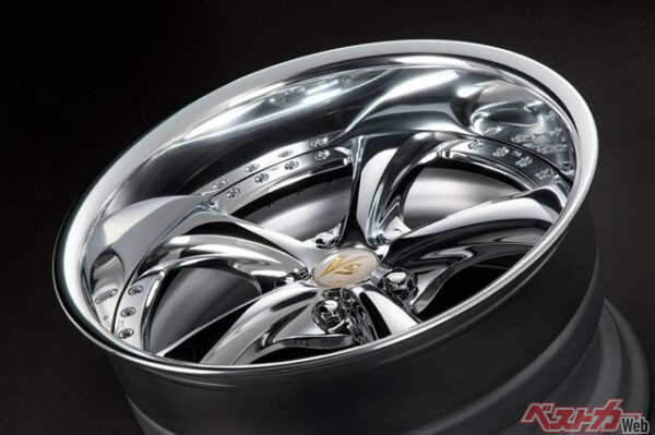 デザイン的に迫力は十分。ここに光沢が加わるのだから存在感も強調される