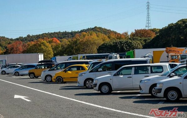 SA・PAの駐車場にクルマを長時間停めることももちろん厳禁（decoplus＠Adobe Stock）