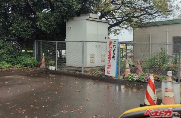 関越道下り・三芳サービスエリアのETCゲート脇にある立て看板