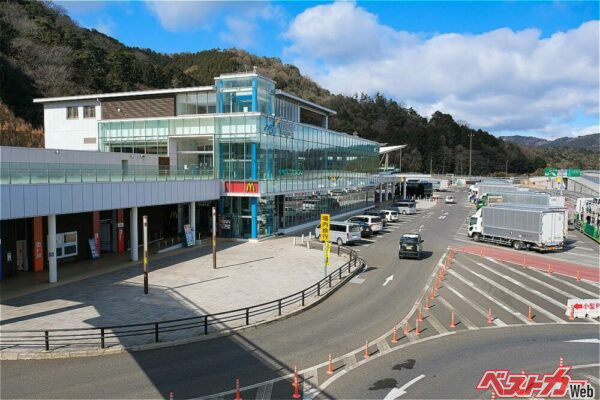 高速のバス停で待ち合わせて人を乗せたら違反？　SA・PAで待ち合わせして乗り合うのは違反？