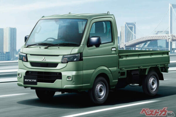 ＧグレードはATのみのようだがLEDフロントフォグランプなど専用装備がつく