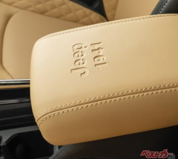 アームレストに刻印された「Jeep 1941」。画像はコンパスのもの