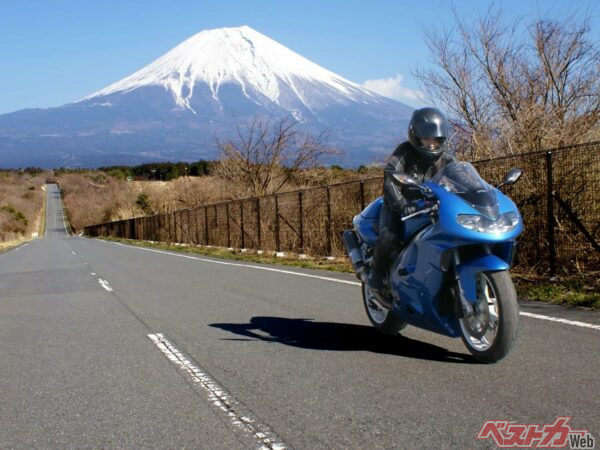 タイヤはグリップしない前提で！ 冬にバイクで転ばないための基本対策