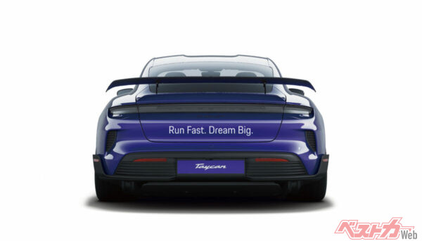 ランナーを勇気づける「Run Fast. Dream Big.」が書かれたタイカン ターボGT