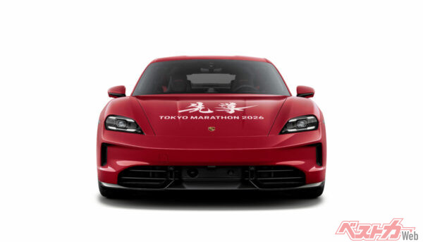 力強く岡西佑奈氏の書体で「先導車」と書かれたタイカン GTS