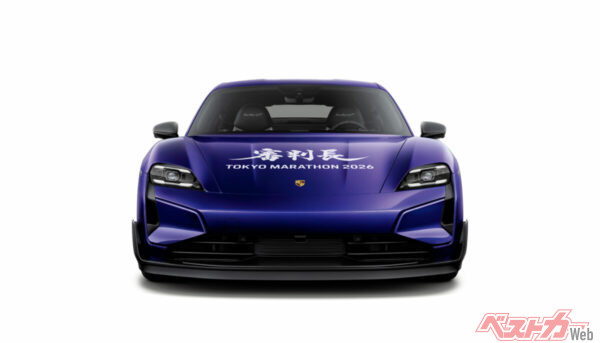 審判長車も先導車と同様に岡西佑奈氏の筆文字がボンネット付近に書かれている