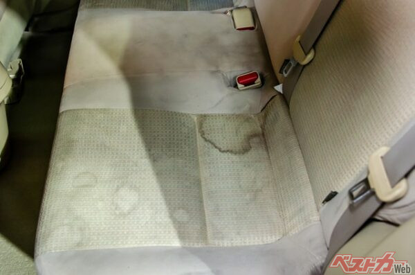 子どもも大きくなって、さあチャイルドシートを外そう！ となった際に写真のようにならないためにもマットを敷くことをオススメする（khunkornStudio@Adobe Stock）