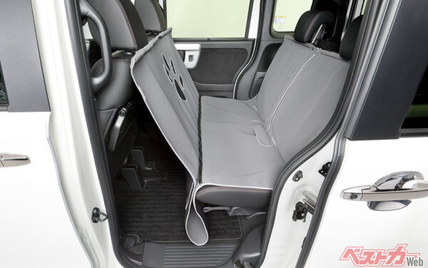 ハンモック型のシートカバーはこのようなカタチに。写真はホンダアクセスの愛犬用アクセサリー「ホンダドック」のペットシートマット