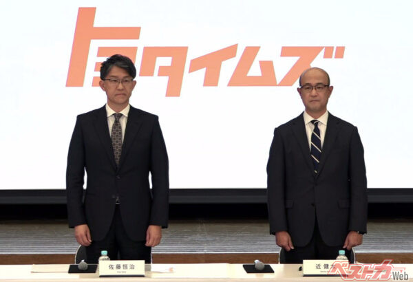 会見で挨拶をする佐藤恒治社長と近健太CFO（2026年4月からはそれぞれ副会長兼GIOと社長兼CEOに就任）