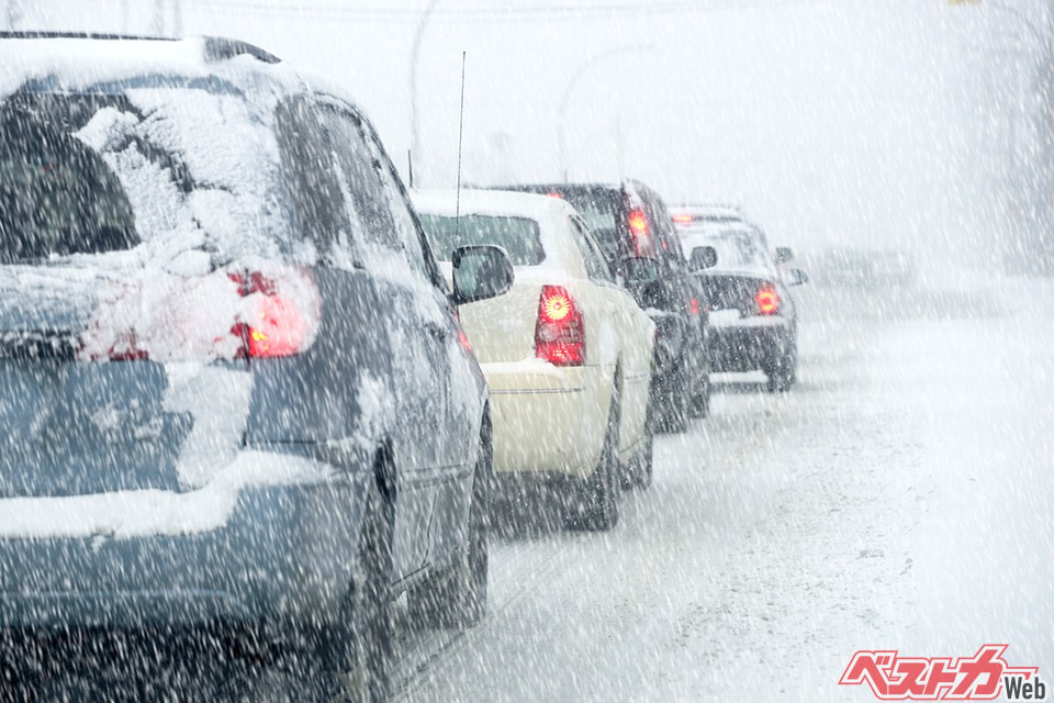 Tokyo Snow Alert: Driving with Summer Tires is Illegal!
