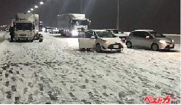 大雪時はノーマルタイヤを装着した車両の立ち往生が相次いだ（出典：国土交通省）