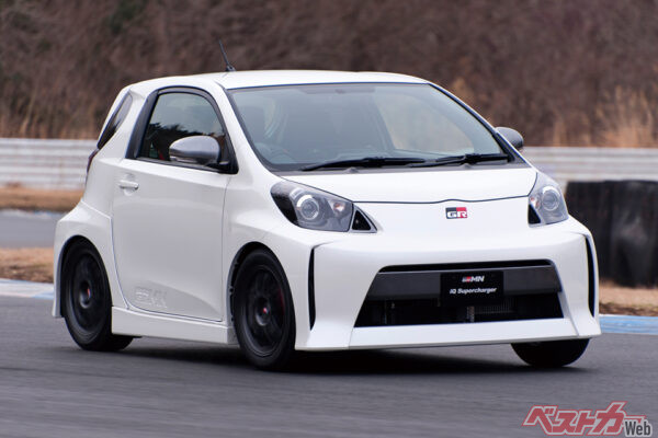 トヨタ iQ GRMN スーパーチャージャー（2012年・100台限定）。エンジンをスーパーチャージャー化し、122ps/17.7kgmまで向上。空力にこだわったエアロパーツでノーマルと差別化。ブリスターフェンダーで全幅は1705mmに拡幅。価格は355万円