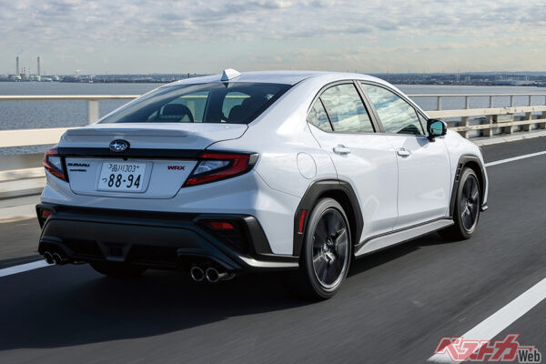 4本出しのマフラーが奏でる排気音はなかなか気持ちのいいもの