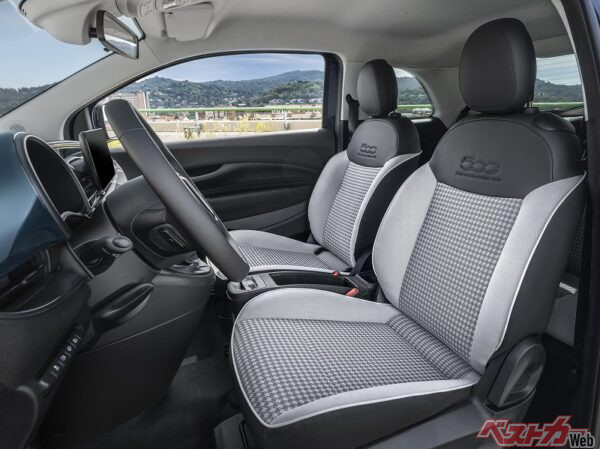 フィアット500ハイブリッドのシート周り。コンパクトなコクピットだ