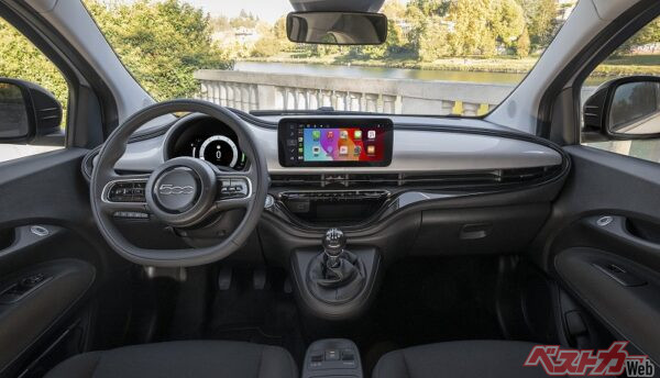 コンパクトなコクピットに液晶メーターやディスプレイを配置した現代的なスタイル