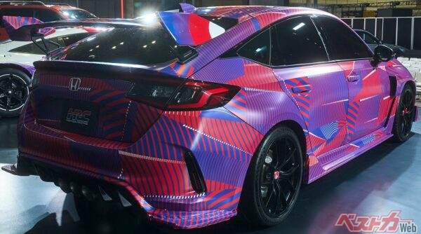 リアウイングとディフューザーの存在感は圧倒的で、ノーマルFL5とは別次元の空力思想が見て取れる