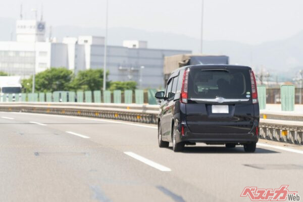 追い越し車線に居座る背景には、思い込みや不安、周囲を見る余裕のなさがあると考えられる（PHOTO：Adobe Stock_satoshi.o）