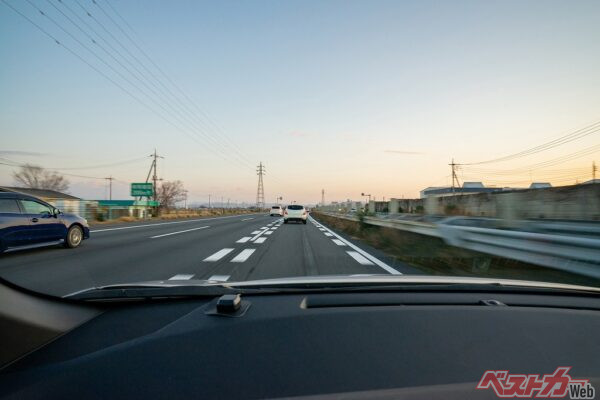 追い越し車線は「速く走り続ける車線」ではなく、追い越しのために一時的に使う車線（PHOTO：Adobe Stock_sugiwork）