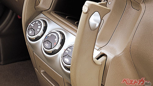 ぱっと見じゃ判断つかないほどインパネに溶け込んでいるデザインお見事です
