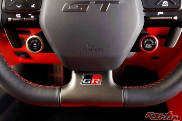 右がドライブモードスイッチ（＋－SPORT BOOST）、左がトラクションコントロールのスイッチ（EXPERT＋－、OFF）