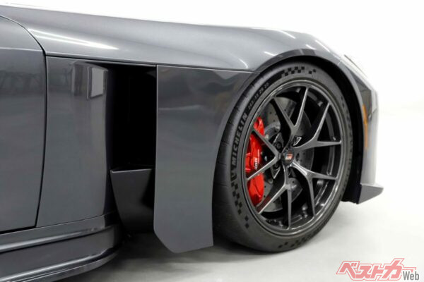 空力重視のボディが凄い。フロントやタイヤハウスに入った空気を排出するサイドのダクト