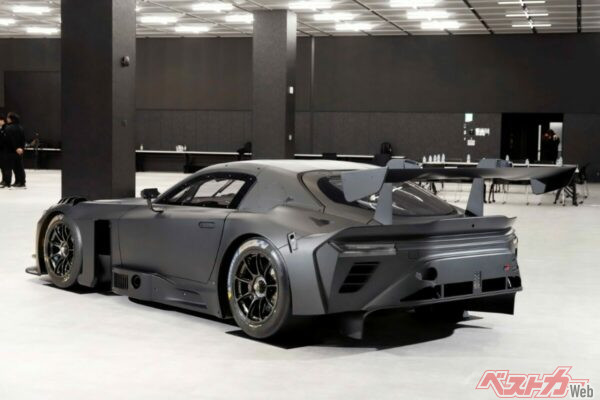 巨大なウイングとディフューザーが大迫力