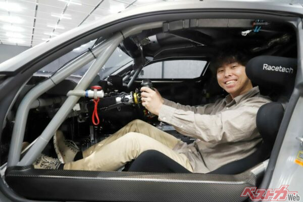 ドライビングポジションの低さを見よ！　ドライビングポジションはペダル類全体が前後に動いて調節する