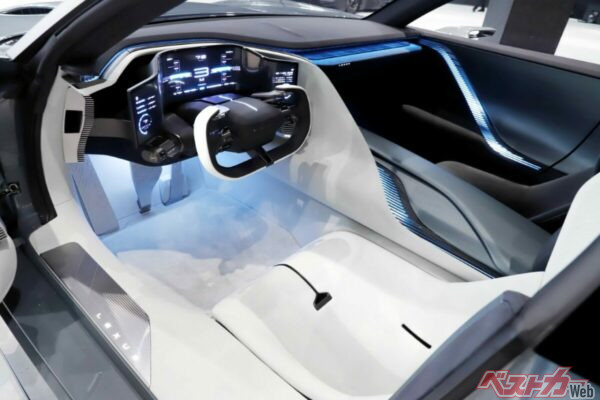 自分好みの疑似エンジン音やモーター音を演出する、レクサスLFAコンセプトのコクピット