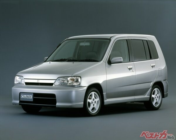 初代キューブ。新世代のニューベーシックを目指した。発売後1週間で受注1万台を突破した