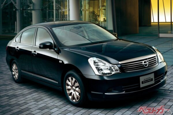 法人向けグレードとして登場したブルーバードシルフィ ブロアム。専用のエンブレムや塗装が使用された