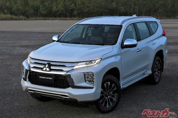 現行パジェロスポーツはマイチェンで角張った印象に。タイ現地では改良前の流線型ボディが未だ人気という