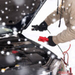 寒い冬にエンジンがかからない!　バッテリーが上がってしまったら？　冬になぜバッテリーが上がりやすくなるのか？　こんな時アナタならどうする？